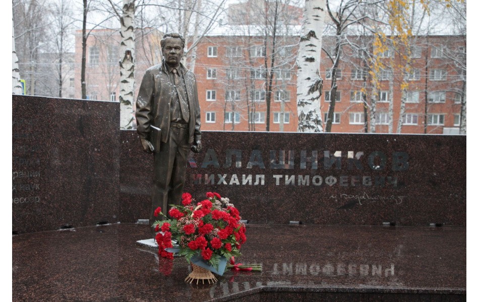 Памятник М.Т. Калашникова около главного корпуса ИжГТУ